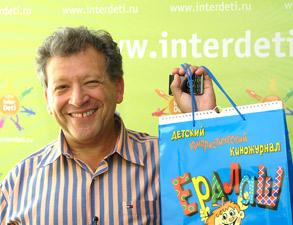 Борис Грачевский на церемонии старта конкурса InterDeti вручает призы